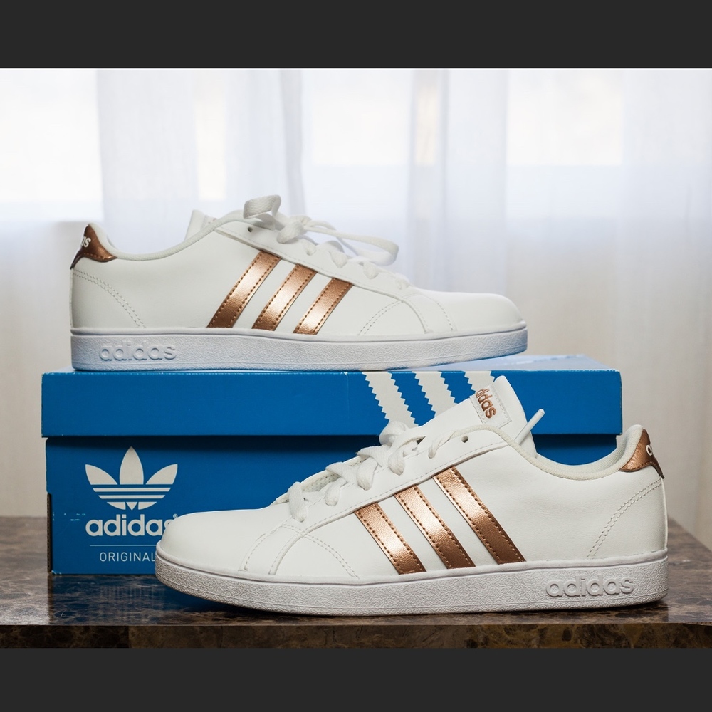 NEW ADIDAS / YOUTH BASELINE GOLD-WHITE SIZE 6